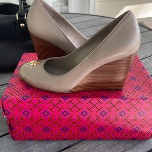 Tory Burch Jolie Wedge in French Gray